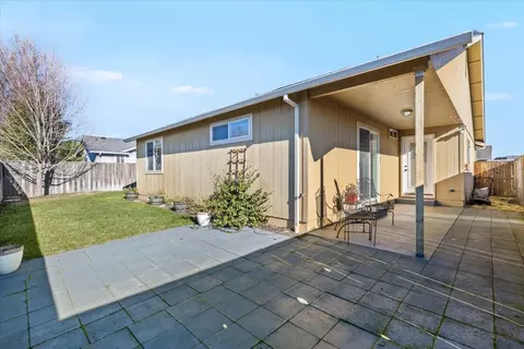 Exterior - 1242 Hawk Dr, Central Point, OR 97502 photo 4 of 5