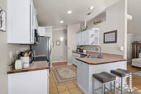 Kitchen - 1242 Hawk Dr, Central Point, OR 97502 photo 3 of 5