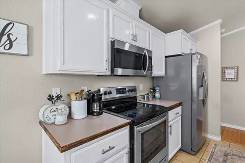 Kitchen - 1242 Hawk Dr, Central Point, OR 97502 photo 2 of 5