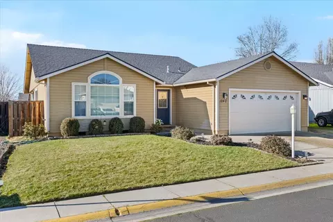 Exterior - 1242 Hawk Dr, Central Point, OR 97502 photo 2 of 5