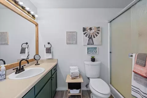 Bath - 1242 Hawk Dr, Central Point, OR 97502 photo 1 of 3