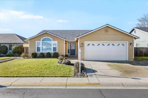 1242 Hawk Dr, Central Point, OR 97502