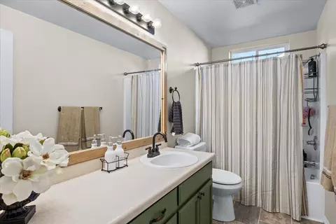 Bath - 1242 Hawk Dr, Central Point, OR 97502 photo 2 of 3