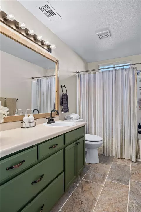 Bath - 1242 Hawk Dr, Central Point, OR 97502 photo 3 of 3