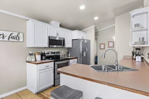 Kitchen - 1242 Hawk Dr, Central Point, OR 97502 photo 4 of 5