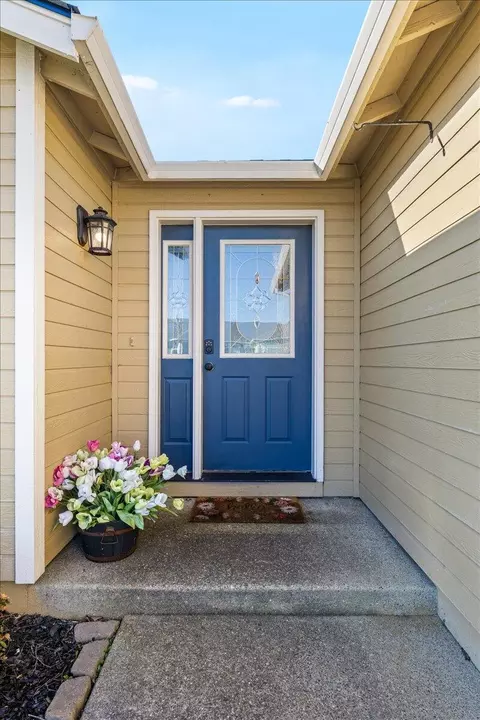 Entry Way - 1242 Hawk Dr, Central Point, OR 97502 photo 1 of 4