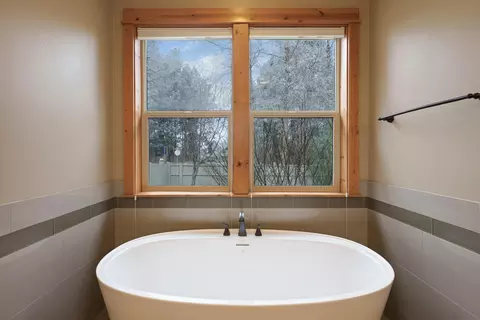 Bath - 19541 Sugar Mill Loop, Bend, OR 97702 photo 2 of 4