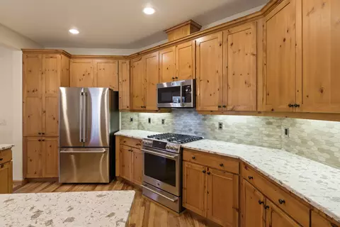 Kitchen - 19541 Sugar Mill Loop, Bend, OR 97702 photo 4 of 5