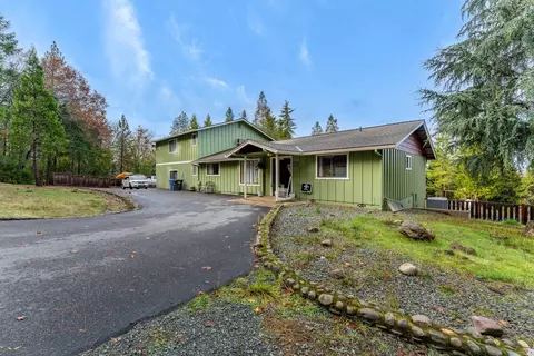 Exterior - 792 Summit Loop, Grants Pass, OR 97527 photo 2 of 8