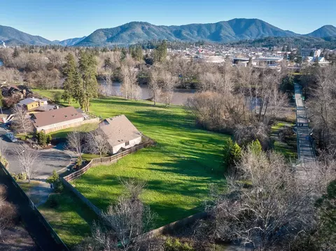 1381 SW Spruce St, Grants Pass, OR 97526