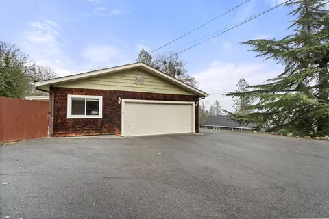 Exterior - 450 Crestview Loop, Grants Pass, OR 97527 photo 7 of 8