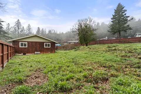 Exterior - 450 Crestview Loop, Grants Pass, OR 97527 photo 5 of 8