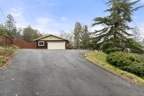 Exterior - 450 Crestview Loop, Grants Pass, OR 97527 photo 8 of 8