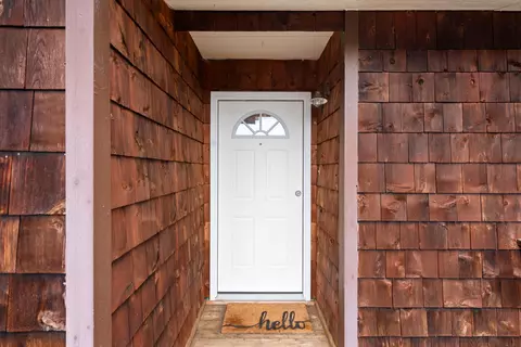 Entry Way - 450 Crestview Loop, Grants Pass, OR 97527 photo 1 of 2