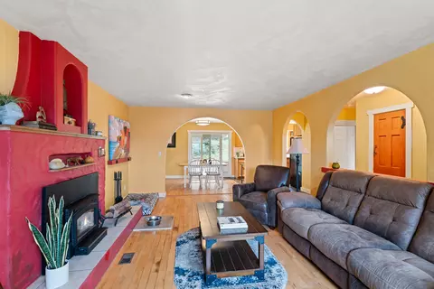Living - 450 Crestview Loop, Grants Pass, OR 97527 photo 2 of 3