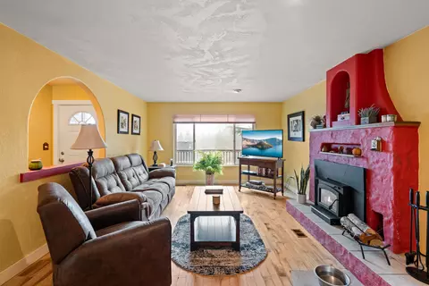 Living - 450 Crestview Loop, Grants Pass, OR 97527 photo 1 of 3