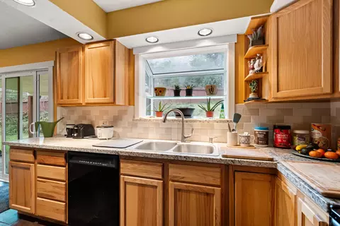 Kitchen - 450 Crestview Loop, Grants Pass, OR 97527 photo 3 of 3