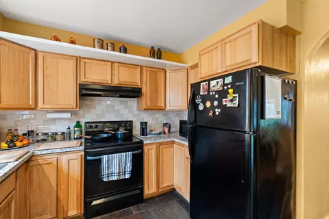 Kitchen - 450 Crestview Loop, Grants Pass, OR 97527 photo 2 of 3