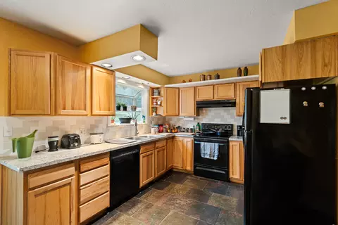 Kitchen - 450 Crestview Loop, Grants Pass, OR 97527 photo 1 of 3
