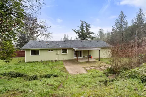 Exterior - 450 Crestview Loop, Grants Pass, OR 97527 photo 4 of 8
