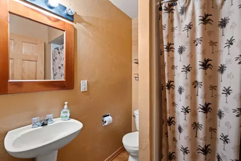 Bath - 450 Crestview Loop, Grants Pass, OR 97527 photo 1 of 2
