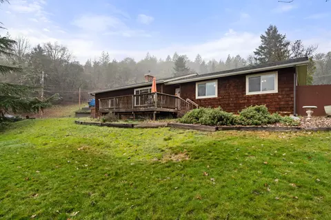 Exterior - 450 Crestview Loop, Grants Pass, OR 97527 photo 2 of 8