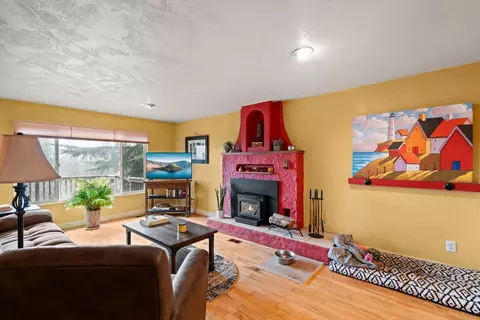 Living - 450 Crestview Loop, Grants Pass, OR 97527 photo 3 of 3