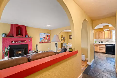 Entry Way - 450 Crestview Loop, Grants Pass, OR 97527 photo 2 of 2