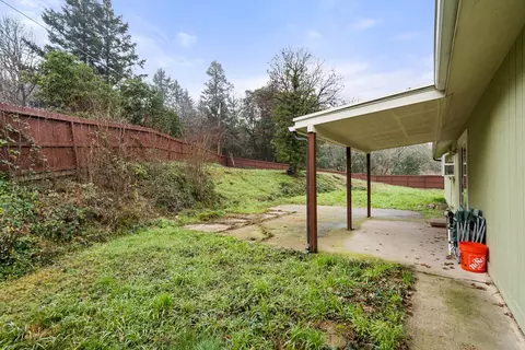Exterior - 450 Crestview Loop, Grants Pass, OR 97527 photo 3 of 8