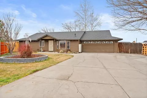 3169 SW Reindeer Ct, Redmond, OR 97756