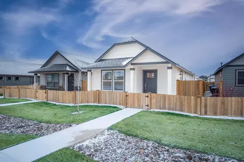 3256 NW 10th St, Redmond, OR 97756