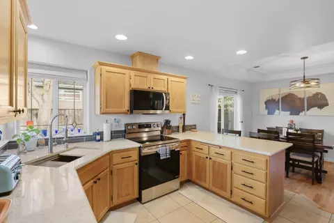 Kitchen - 184 Keystone Way, Eagle Point, OR 97524 photo 2 of 2