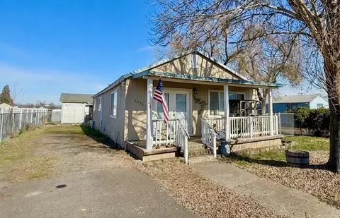 2226 Meadows Ln, Medford, OR 97501