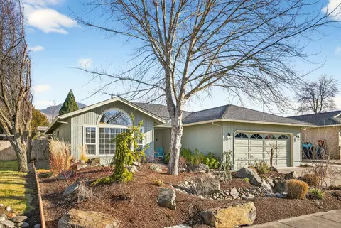 3030 Adams Cir, Medford, OR 97504