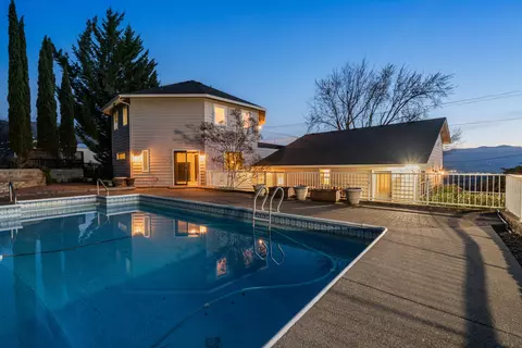 4935 Cherry Ln, Medford, OR 97504
