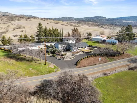 4935 Cherry Ln, Medford, OR 97504