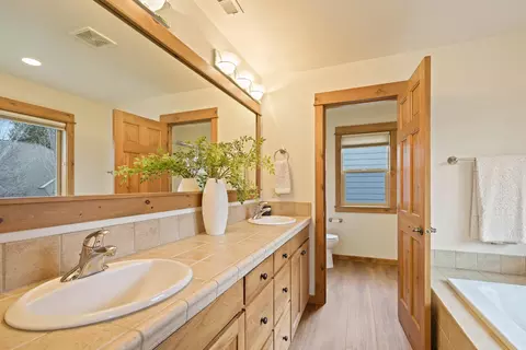 Bath - 60813 Scotts Bluff Pl, Bend, OR 97702 photo 1 of 4