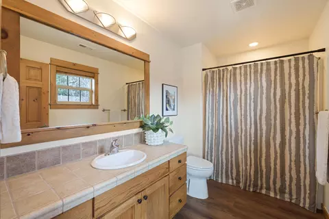 Bath - 60813 Scotts Bluff Pl, Bend, OR 97702 photo 4 of 4