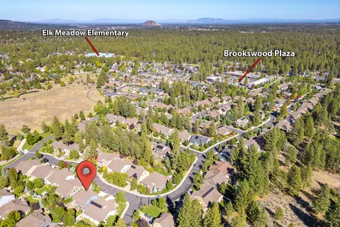 View/Area - 60813 Scotts Bluff Pl, Bend, OR 97702 photo 3 of 4