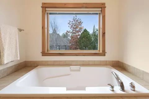 Bath - 60813 Scotts Bluff Pl, Bend, OR 97702 photo 2 of 4