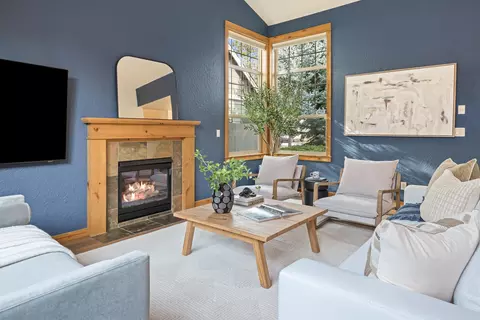 Living - 60813 Scotts Bluff Pl, Bend, OR 97702 photo 3 of 5