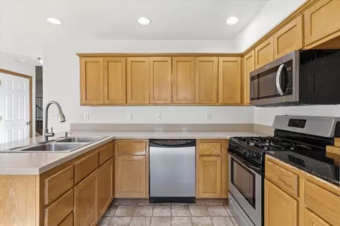Kitchen - 945 Win Way, Eagle Point, OR 97524 photo 1 of 2