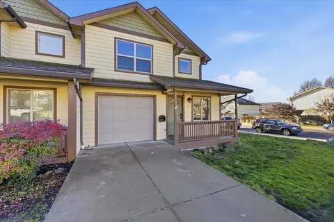 Exterior - 945 Win Way, Eagle Point, OR 97524 photo 2 of 4
