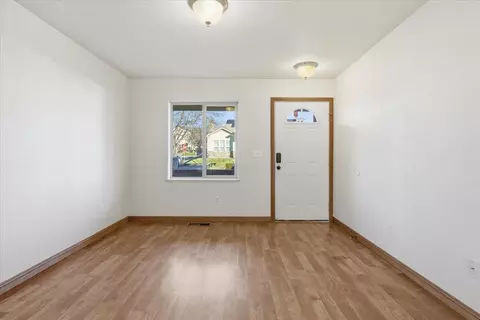 Living - 945 Win Way, Eagle Point, OR 97524 photo 2 of 7