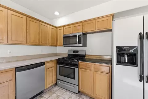 Kitchen - 945 Win Way, Eagle Point, OR 97524 photo 2 of 2