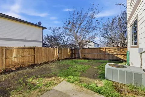 Exterior - 945 Win Way, Eagle Point, OR 97524 photo 3 of 4