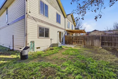 Exterior - 945 Win Way, Eagle Point, OR 97524 photo 4 of 4