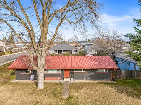 348 N 6th St, Central Point, OR 97502