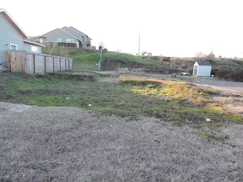 301 Oak Valley Dr, Talent, OR 97540
