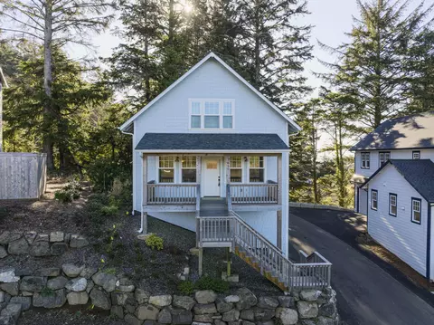 650 NE Lillian Ln, Depoe Bay, OR 97341